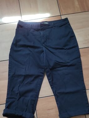 Gloria Vanderbilt Women's Black Capris